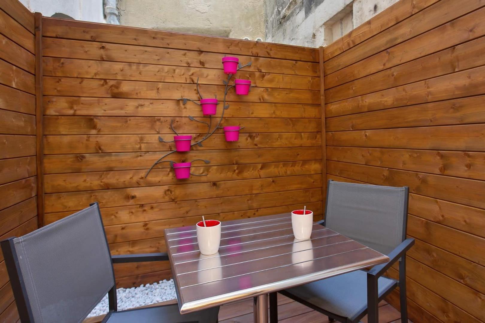 Apartment & Avignon